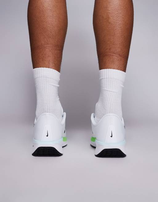 Zapatillas de deporte blancas y verde neón Quest 6 de Nike Running, 5 de 5