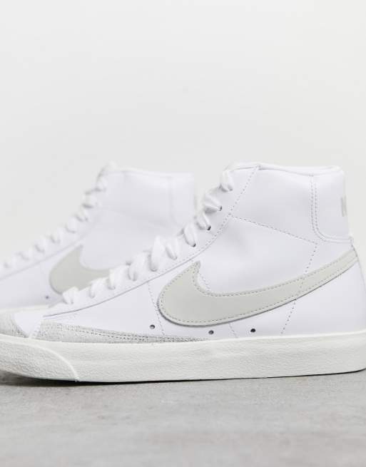 Zapatillas de deporte blancas y verde oliva Blazer Mid '77 de Nike