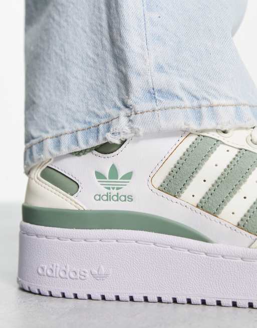 Zapatillas adidas blancas store con rayas verdes