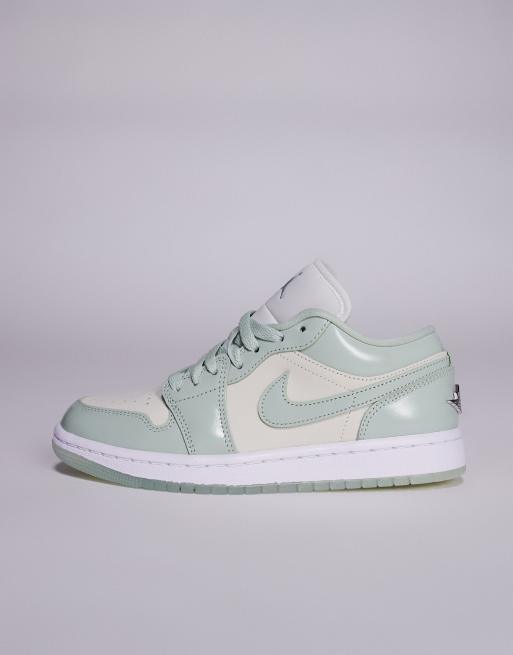 Zapatillas de deporte blancas y verdes Air Jordan 1 Low SE de Nike, 2 de 5