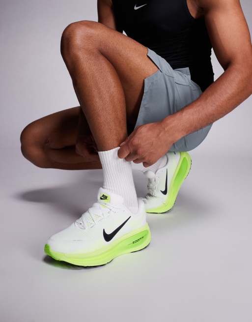 Zapatillas de deporte blancas y verdes Vomero 18 de Nike Running, 4 de 5