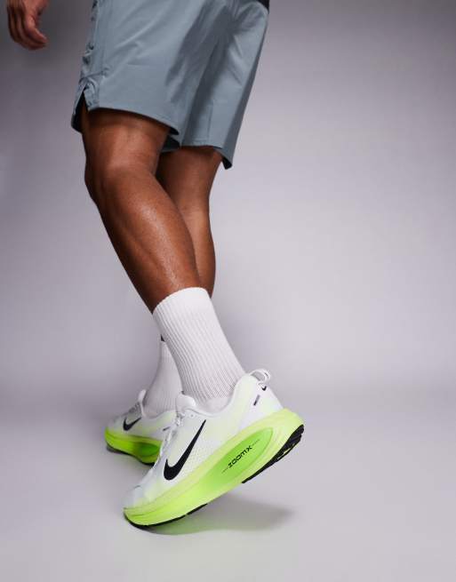 Zapatillas de deporte blancas y verdes Vomero 18 de Nike Running, 5 de 5