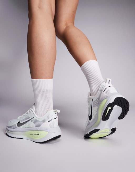 Zapatillas de deporte blancas y verdes Vomero 18 de Nike Running, 4 de 5