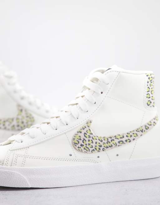 Mínimo vamos a hacerlo Honestidad Zapatillas de deporte blanco hueso con estampado de leopardo Blazer Mid 77  de Nike | ASOS