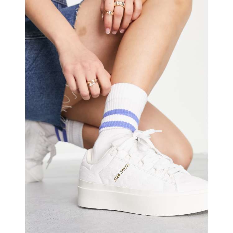 Visión general paquete Penetración Zapatillas de deporte blanco hueso con plataforma Stan Smith Bonega de  adidas Originals | ASOS