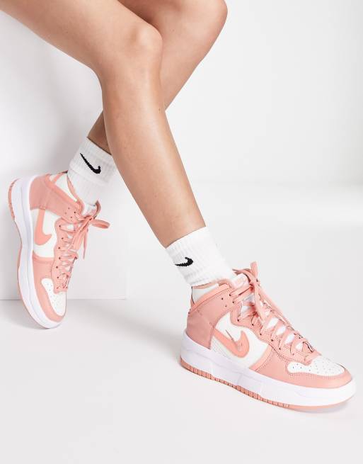 Zapatillas de deporte blanco hueso y rosa carmesí Dunk High Rebel de Nike, 3 de 4