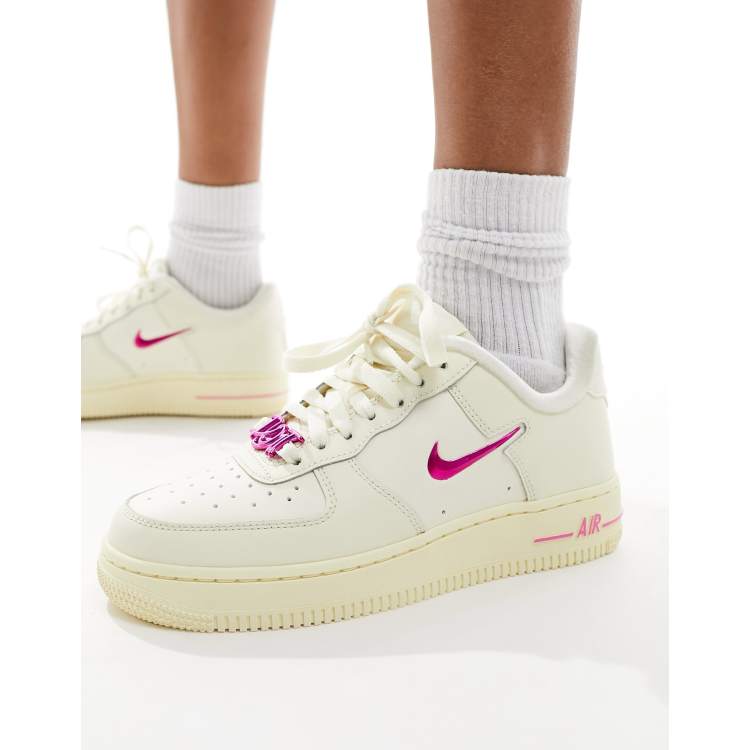 Zapatillas de deporte blanco hueso y rosas Air Force 1 07 de Nike ASOS