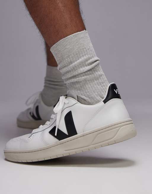 Zapatillas de deporte blanco intenso y negras de cuero V-10 de VEJA, 4 de 5