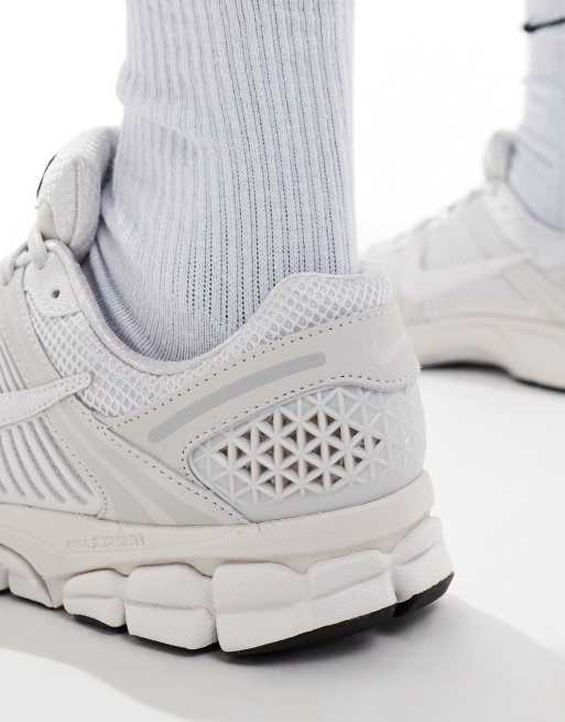 Zapatillas de deporte blanco triple Zoom Vomero 5 de Nike, 4 de 5