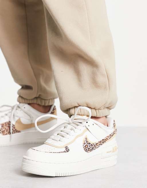 No autorizado Campaña más Zapatillas de deporte blanco vela con estampado de leopardo Air Force 1  Shadow de Nike | ASOS