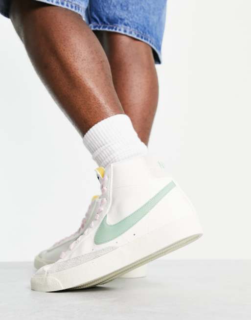 Zapatillas de deporte blanco vela y verde esmalte Blazer Mid Premium Vintage de Nike, 3 de 4
