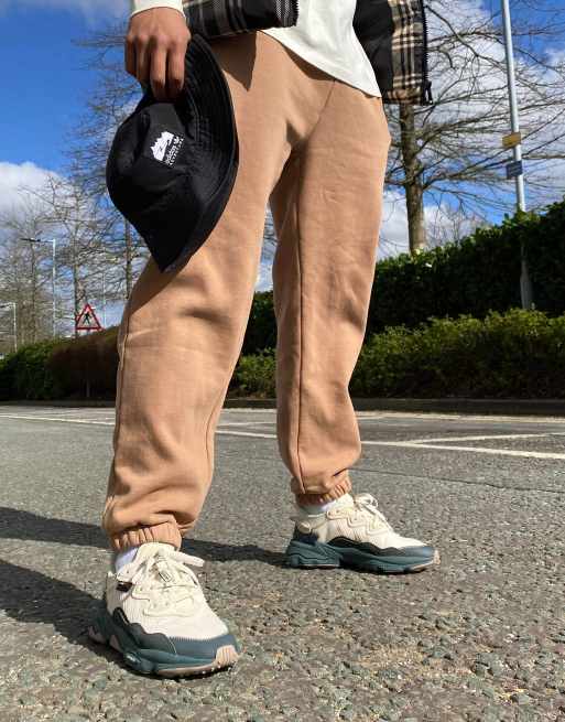 Zapatillas de deporte y marrón Ozweego adidas Originals ASOS