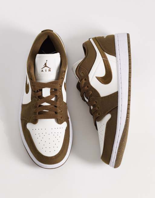 Zapatillas de deporte caquis y blancas Air Jordan 1 Low de Nike, 3 de 5