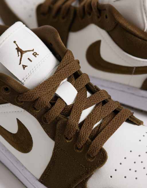 Zapatillas de deporte caquis y blancas Air Jordan 1 Low de Nike, 4 de 5