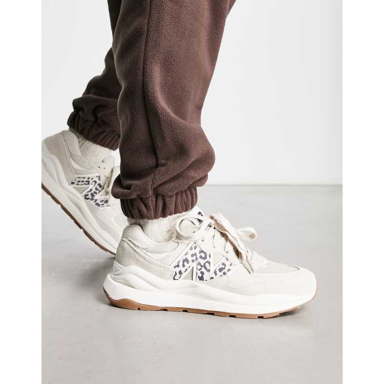 Zapatillas de deporte color avena con estampado de leopardo 5740