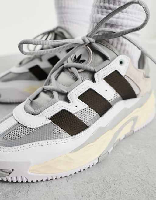 Adidas negros y discount blancos