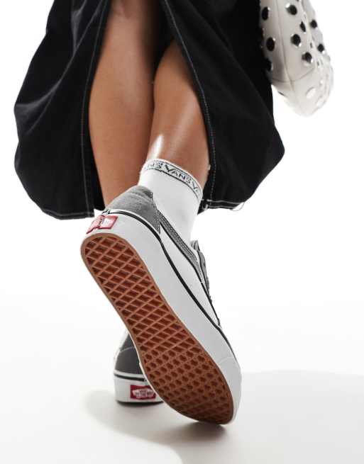 Zapatillas de deporte color blanco y peltre con diseño en dos