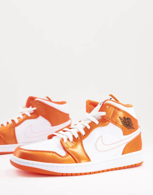 Zapatillas de deporte color cobre y blancas Air Jordan 1 Mid SE de Jordan 