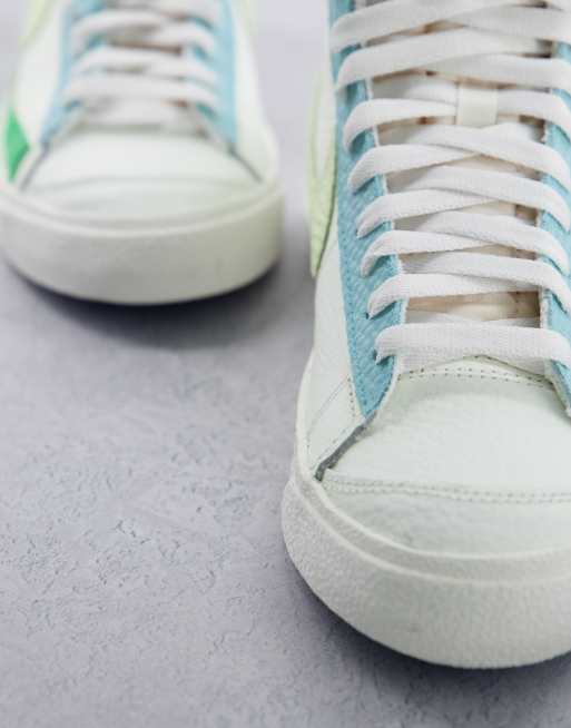 Zapatillas de deporte color crema, azul y verde Blazer Mid '77 de Nike, 4 de 4