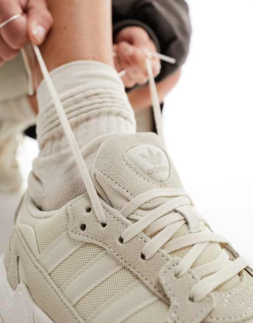 Zapatillas de deporte color crema Falcon de adidas Originals ASOS