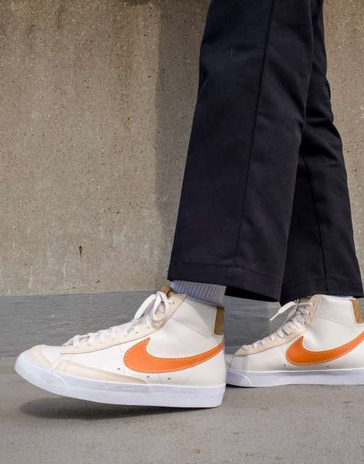 Zapatillas de deporte color crema y beis Blazer Mid 77 Emb de Nike, 3 de 4