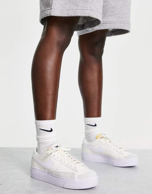 Zapatillas de deporte color crema y blancas de caña baja con plataforma Blazer Platform Nike ASOS