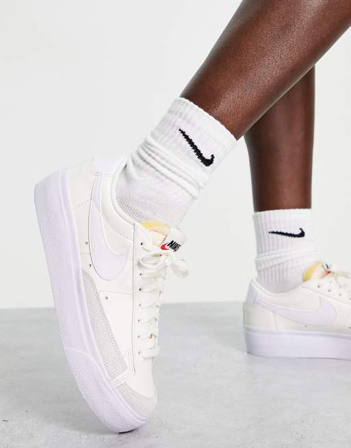 Zapatillas de deporte color crema y blancas de caña baja con plataforma Blazer Platform Nike ASOS