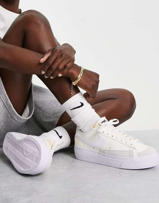 Zapatillas de deporte color crema y blancas de caña baja con plataforma Blazer Platform Nike ASOS