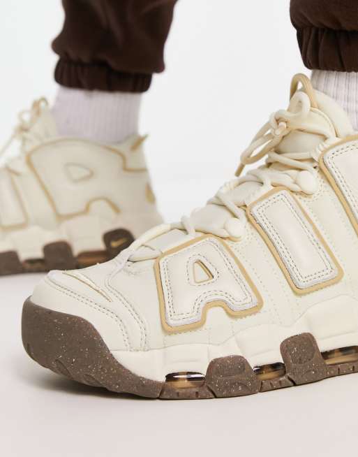 Nike uptempo doradas 2025