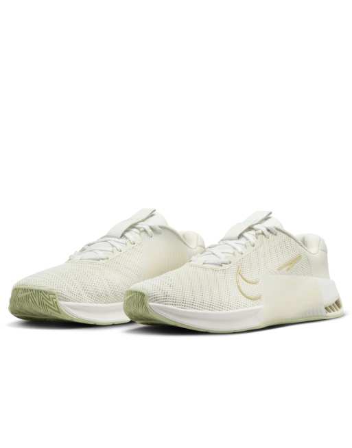 Zapatillas de deporte color crema y doradas Metcon 9 de Nike Training