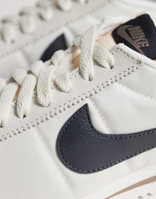 Zapatillas de deporte color crema y marrones de ante Cortez de Nike , 4 de 5
