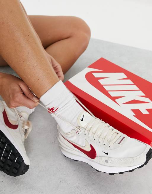 Zapatillas de deporte color crema y rojas Waffle One SE de Nike, 3 de 4