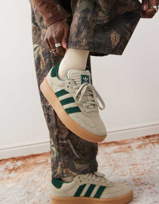 Zapatillas de deporte color crema y verde Samba XLG de adidas Originals
