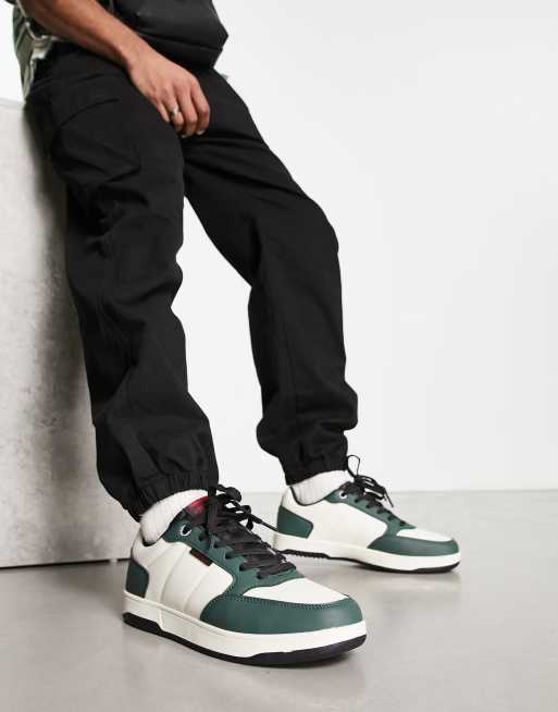 Zapatillas de deporte color crudo y verdes con suela gruesa de