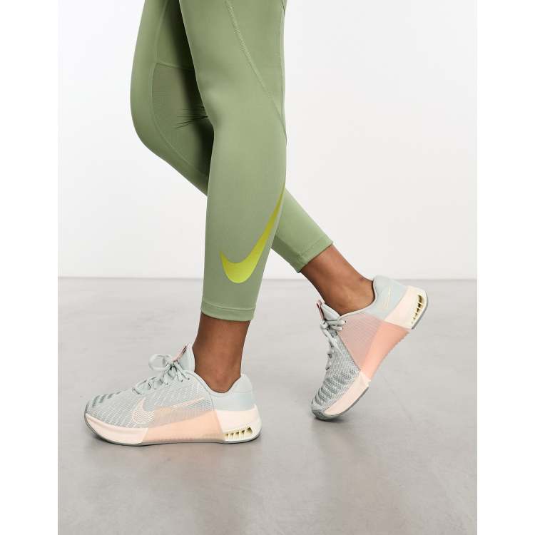 Zapatillas de deporte color gris y melocot n Metcon 9 de Nike