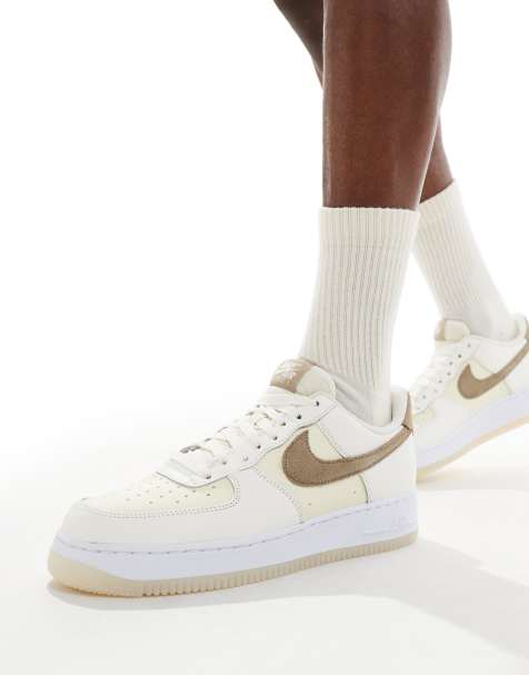 Zapatillas de deporte color marfil y grises para hombre Air Force 1 '07 de Nike - view 1