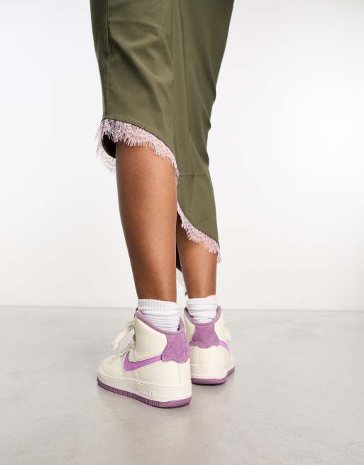 Zapatillas de deporte color marfil y violeta Air Force 1 Sculpt de Nike, 2 de 4