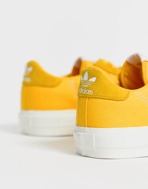 Zapatillas color mostaza 2025