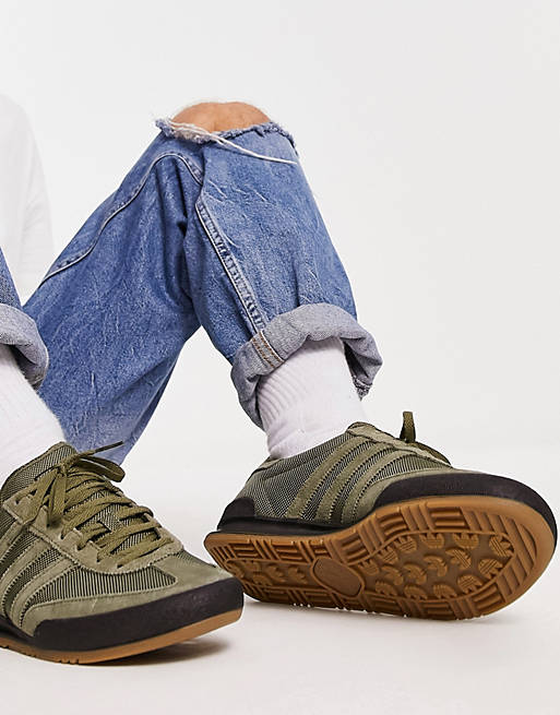Mentor Íncubo Escudero Zapatillas de deporte color oliva Jeans de adidas Originals | ASOS
