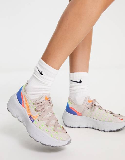 Zapatillas de deporte color piedra y naranjas Space Hippie 04 de Nike