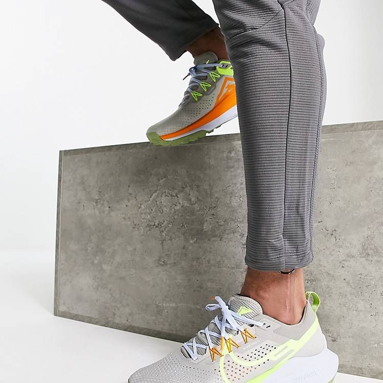 Zapatillas deporte color piedra y React Pegasus 4 de Running | ASOS