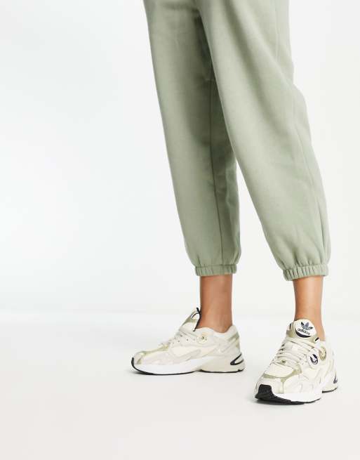 Adidas año cheap chino dorado