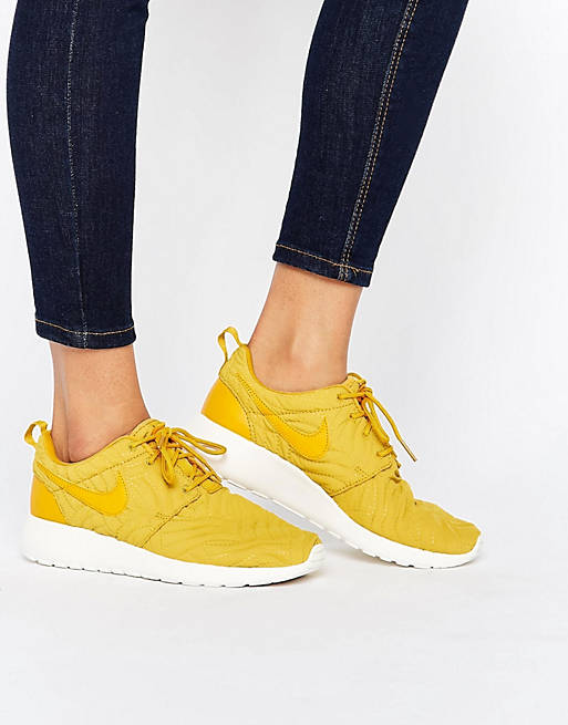 Zapatillas de deporte con de hoja dorada Roshe Premium de Nike | ASOS