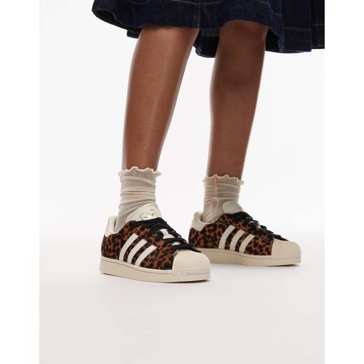 Zapatillas de deporte con estampado de leopardo y acabado de piel