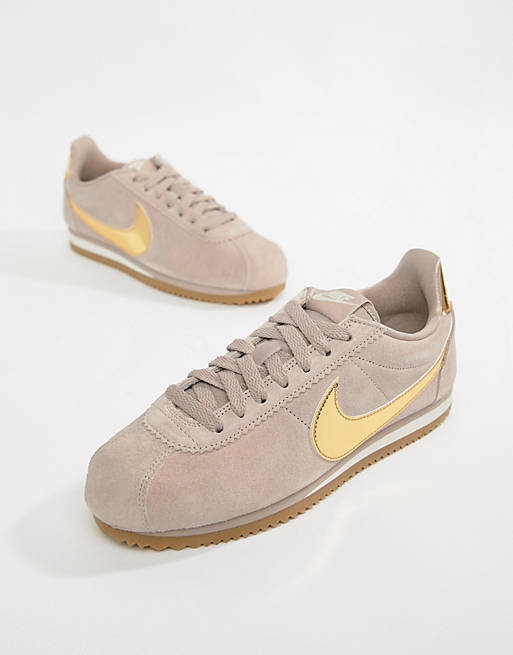 Abolido Seguro Estallar Zapatillas de deporte de ante en marrón y dorado con logo Cortez de Nike |  ASOS
