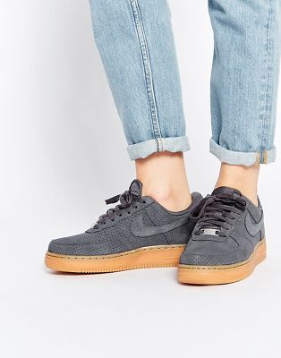 Zapatillas de deporte de ante gris Air Force 1 07 de Nike | ASOS