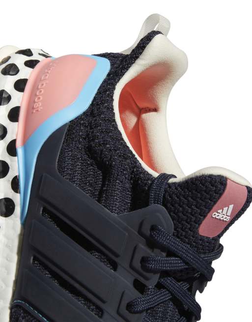 Zapatillas de deporte de color azul marino y blanco con lunares