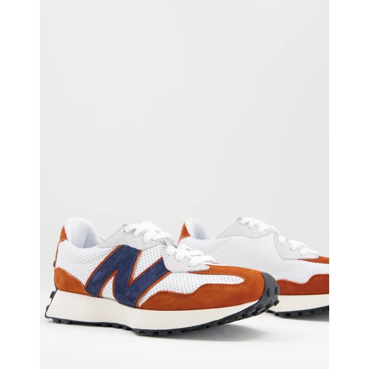 Zapatillas de deporte de color blanco azul marino y marr n con dise o perforado 327 de New Balance