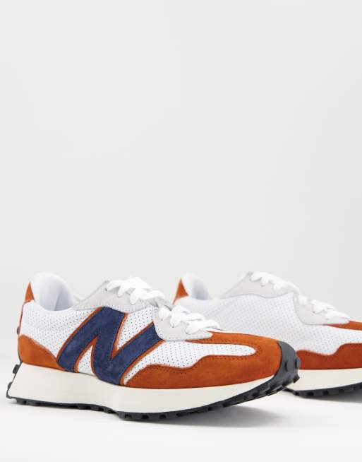 Zapatillas de deporte de color blanco azul marino y marr n con dise o perforado 327 de New Balance