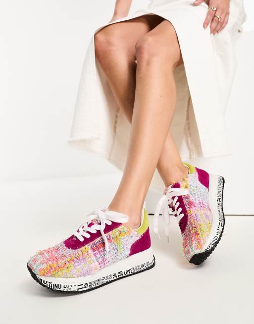 Zapatillas de deporte de colores brillantes con textura de bouclé de Love Moschino